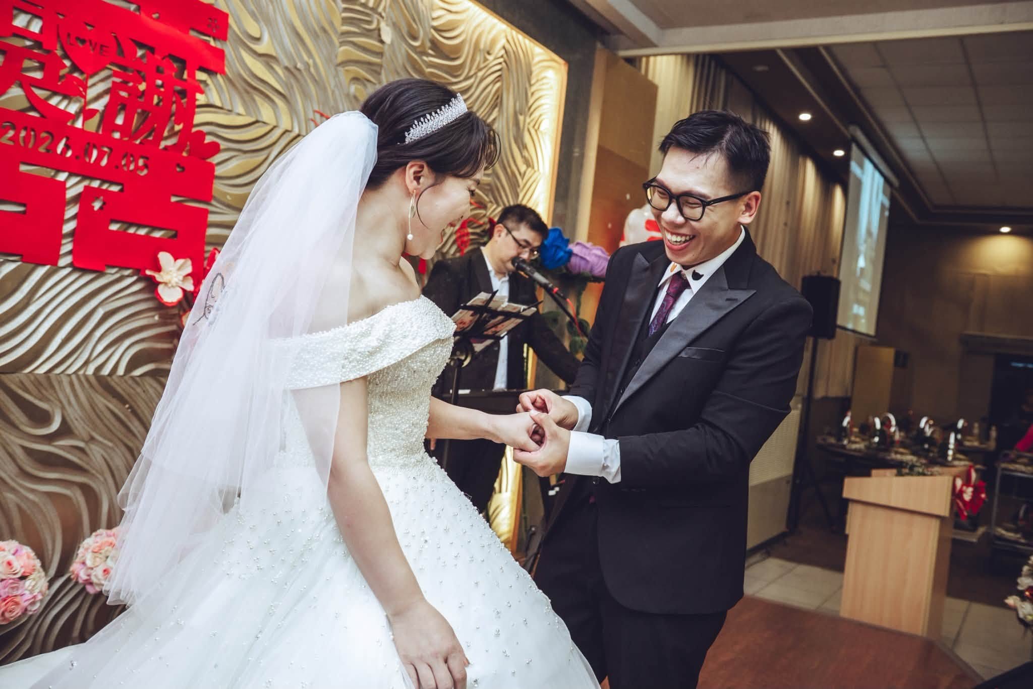 昀暹與佳蓉充滿兩人故事細節的婚戒