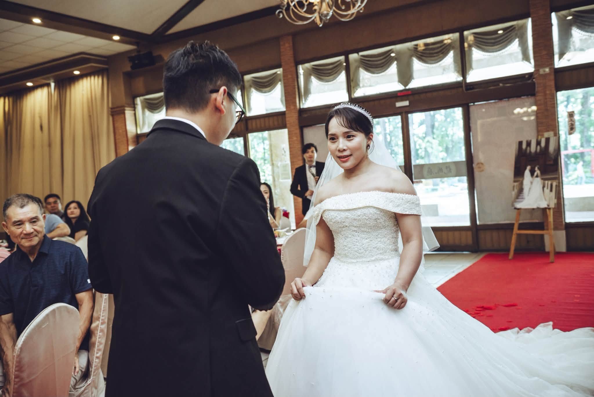 婚禮中家人將新娘捧花交到新郎手中