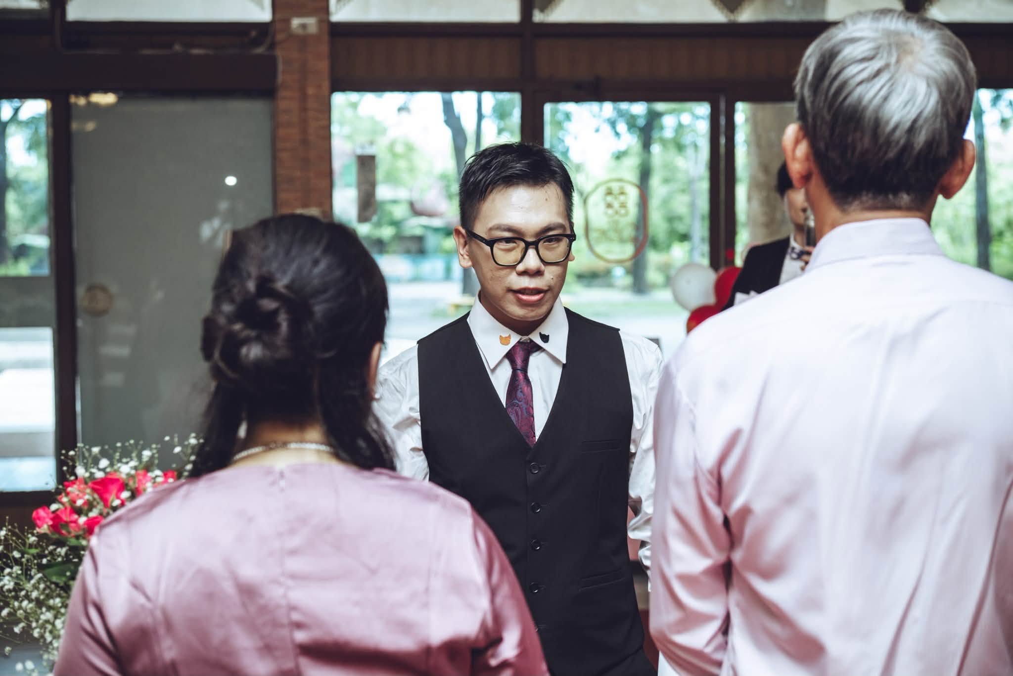 婚禮中爸爸親手替新郎昀暹穿上西裝外套